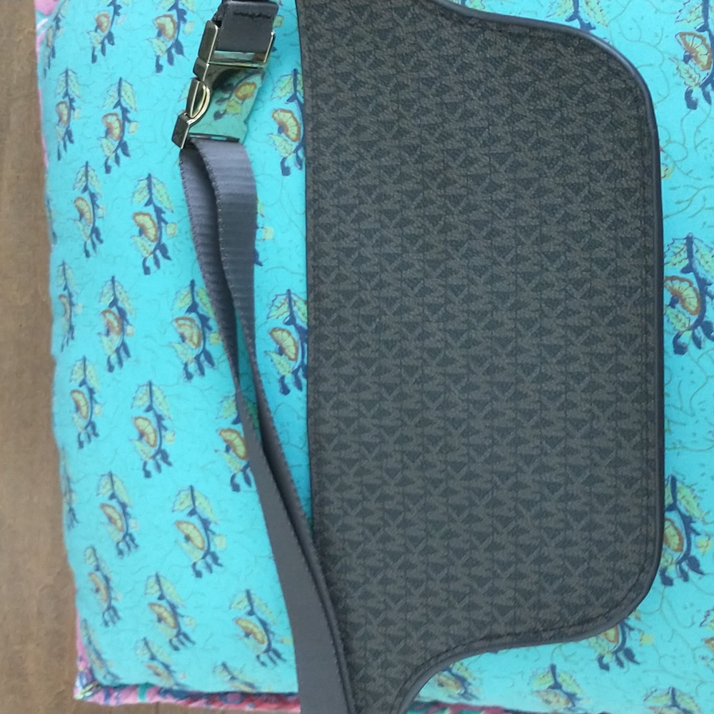 MK Pouch - Picture 2 of 2